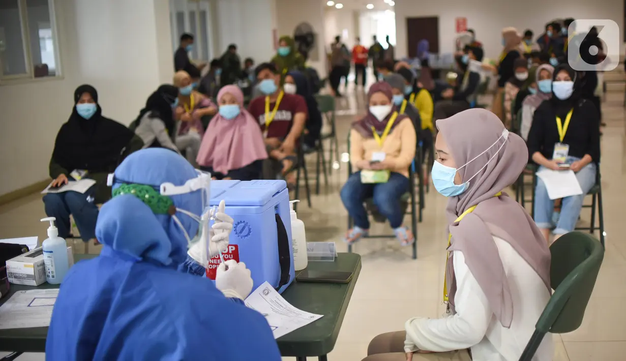 Petugas medis akan menyuntikkan vaksin Coronavac kepada tenaga kesehatan di Rumah Sakit Darurat Covid-19 Wisma Atlet Kemayoran, Jakarta, Rabu (20/1/2021). Sebanyak 2.630 tenaga kesehatan di RSD Wisma Atlet divaksinasi Covid-19 secara bertahap. (Liputan6.com/Fery Pradolo)