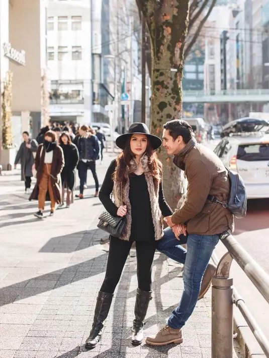 Bahkan menurutnya jika sudah satu atau dua tahun belum juga dikaruniai buah hati, adik Nadine Chandrawinata dan istrinya ini baru akan menjalani program hamil. (Instagram/marcelchandra)