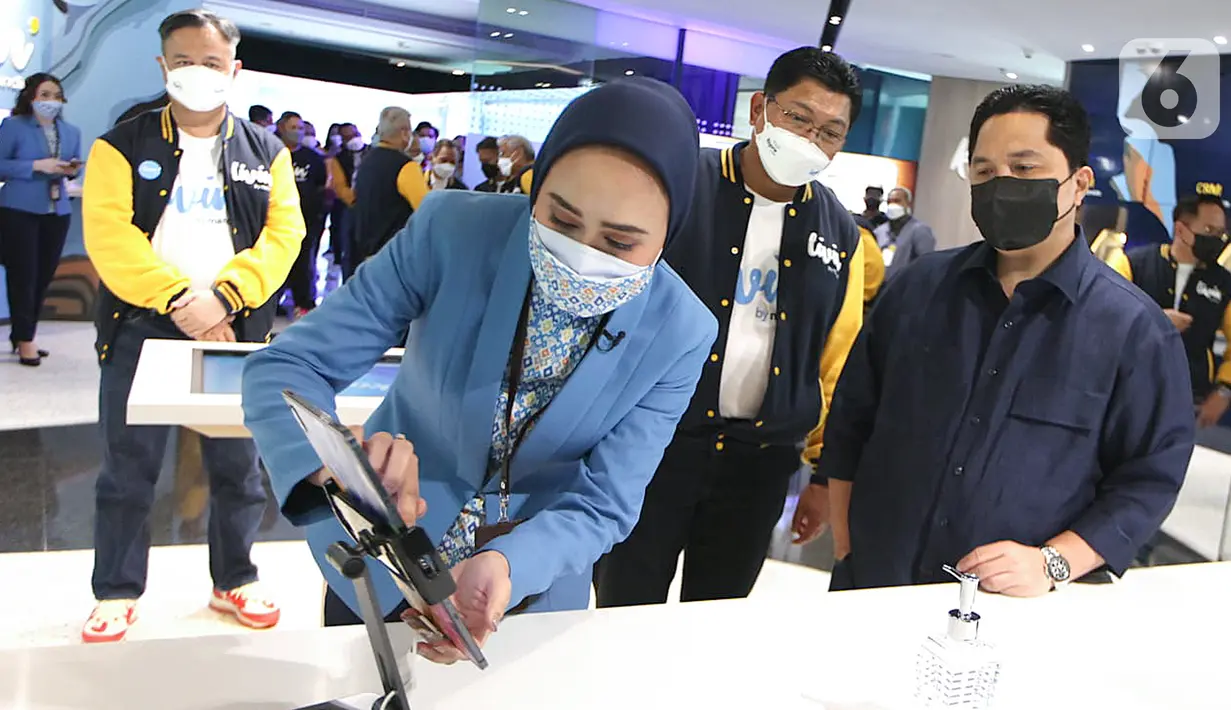 Menteri BUMN Erick Thohir didampingi Direktur Utama Bank Mandiri Darmawan Junaidi saat melihat fasilitas interactive screen yang menampilkan produk perbankan di cabang digital Jakarta Plaza Mandiri pada HUT ke-23 Bank Mandiri di Plaza Mandiri, Jakarta, Sabtu (02/10/2021). (Liputan6.com/HO/Mandiri)
