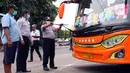 Petugas Dinas Perhubungan mengecek wiper saat menginspeksi keselamatan bus di Terminal Kalideres, Jakarta, Selasa (22/12/2020). Inspeksi dilakukan untuk memastikan bus AKAP layak jalan untuk mengantar para pemudik jelang libur Natal dan Tahun Baru 2021. (Liputan6.com/Angga Yuniar)