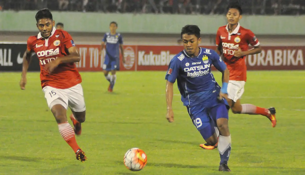 Gelandang Persib Bandung, Febri Haryadi, melewati gelandang Persija Jakarta, Syahroni, pada laga Torabika Soccer Championship 2016 di Stadion Manahan, Jawa Tengah, Sabtu (5/11/2016). Kedua tim bermain imbang 0-0. (Bola.com/Romi Syahputra)
