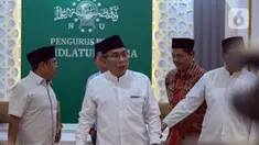 Ketua Umum Pengurus Besar Nahdlatul Ulama (PBNU) Yahya Cholil Staquf alias Gus Yahya (kedua kiri) sesaat sebelum memberikan keterangan terkait pertemuan lima orang kader NU dengan Presiden Israel Isaac Herzog di Gedung PBNU, Jakarta Pusat, Selasa (16/7/2024). (Liputan6.com/Angga Yuniar)