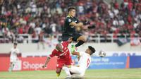 Kiper Persis Solo, Gianluca Pandeynuwu (hitam) bersama dengan bek tengah Persis, Andri Ibo terlibat duel perebutan bola dengan penyerang PSM Makassar, Ramadhan Sananta dalam laga pekan ke-11 BRI Liga 1 2022/2023, Kamis (29/9/2022) (Dok. Persis Solo)