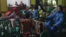 Penduduk desa beristirahat di tempat penampungan sementara pasca erupsi Gunung Semeru, di desa Sumberwuluh, Lumajang, Jawa Timur (4/12/2021). Wakil Bupati Lumajang Indah Masdar juga menyampaikan korban luka bakar akibat erupsi Gunung Semeru di Jawa Timur mencapai 41 orang. (AP Photo/Rokhmad)