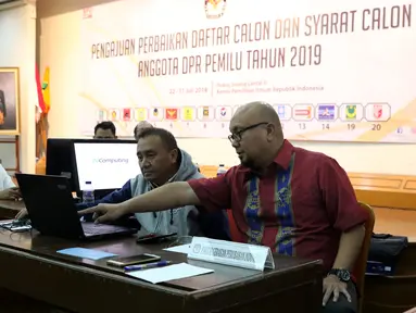 Komisioner KPU Ilham Saputra (kanan) memantau proses perbaikan daftar calon dan syarat calon anggota DPR Pemilu 2019 di Jakarta, Selasa (31/7). KPU membuka pengajuan perbaikan hingga Selasa (31/7) pukul 23.59 WIB. (Liputan6.com/Helmi Fithriansyah)