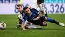 Bek Juventus Matthijs de Ligt dan pemain Inter Milan Lautaro Martinez terjatuh saat berebut bola dalam lanjutan kompetisi Serie A 2019-2020 di Stadion Giuseppe Meazza, Minggu (6/10/2019). Juventus memenangi duel bertajuk Derby d'Italia dengan keunggulan 2-1 atas Inter. (Marco Bertorello / AFP)