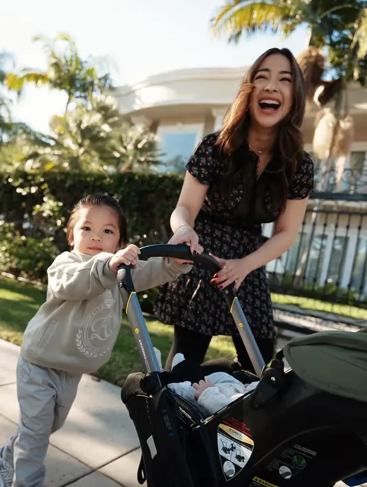 Gaya Issa yang ikutan dorong stroller adiknya tak luput dari sorotan. Ia tak kalah stylish dari sang ibu [@reynaldibunjamin]