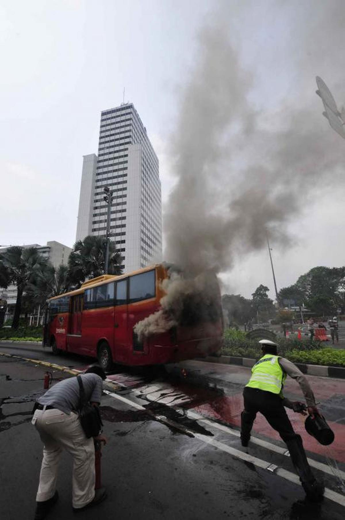 Bus Transjakarta membara