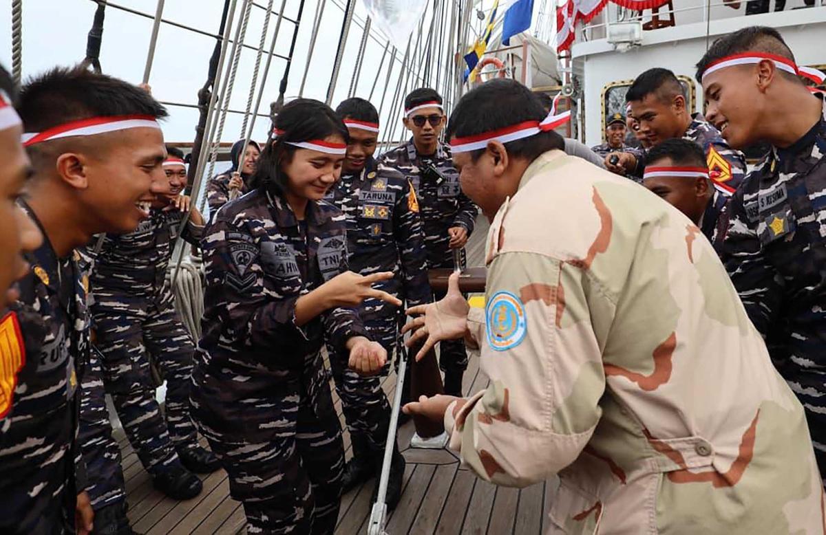 FOTO: Serunya Taruna AAL Rayakan 17 Agustusan di Tengah Laut