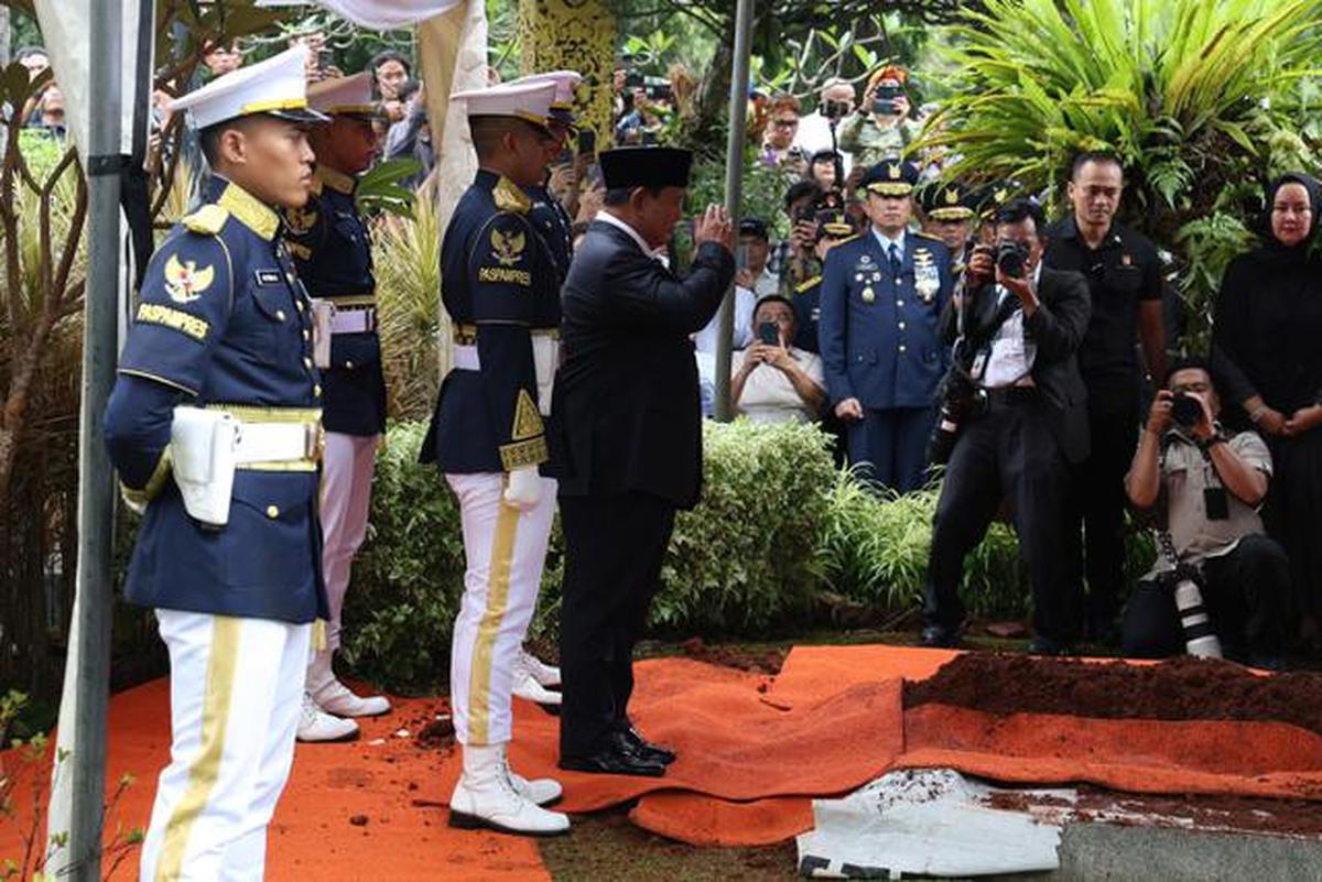 Pemerintah Minta Kibarkan Bendera Setengah Tiang Selama 3 Hari Atas Wafatnya Try Sutrisno