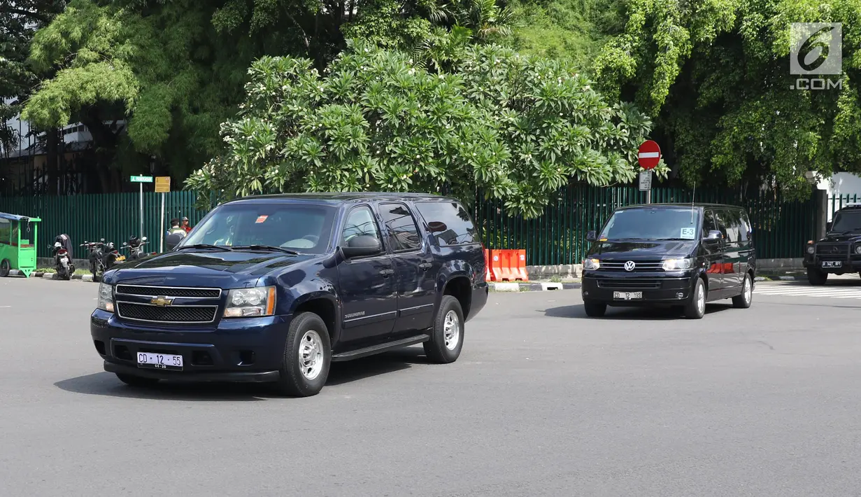 Rombongan mantan Presiden Amerika Serikat, Barack Obama meninggalkan Hotel Mandarin Oriental menuju Bandara Halim Perdanakusuma, Jakarta, Minggu (2/7). Obama dan keluarga mengakhiri masa liburannya di Indonesia pada siang ini (Liputan6.com/Angga Yuniar)