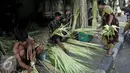 Pembeli memilih daun ketupat di Pasar Palmerah, Jakarta, Rabu (23/9/2015). Jelang Hari Raya Idul Adha 1436 H Permintaan Daun Ketupat Meningkat dengan harga penjualan 1 ikat (Isi 10 daun ketupat) seharga sepuluh ribu rupiah. (Liputan6.com/Johan Tallo)