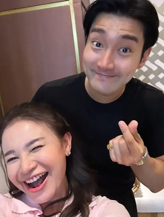 Pelantun lagu Hati Yang Kau Sakiti itu terlihat sangat bahagia karena akhirnya bisa kembali bertemu dengan Choi Siwon. Rossa juga ternyata punya kedekatan dengan para member Super Junior. (Liputan6.com/IG/@itsrossa910)