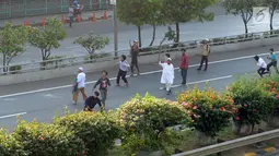 Massa melempar batu ke arah petugas kepolisian dari jalan tol dalam kota saat bentrok massa di kawasan Slipi, Jakarta, Rabu (22/5/2019). Jalan tol  dalam kota sempat ditutup sekitar setengah jam, dan massa dihalau petugas ke arah kemanggisan. (merdeka.com/Arie Basuki)