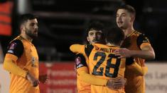 Para pemain Wolverhampton Wanderers merayakan gol yang dibuat gelandang Vitinha (tengah) ke gawang Chorley dalam laga babak keempat Piala FA 2020/21 di Victory Park Stadium, Jumat (22/1/2021). Wolverhampton menang 1-0 atas Chorley. (AFP/Lindsey Parnaby)