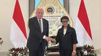 Menteri Luar Negeri RI Retno Marsudi menerima kedatangan Utusan Khusus Presiden Palestina Riyad Al Maliki di Gedung Pancasila, Senin (19/8/2024). (Liputan6/Benedikta Miranti)