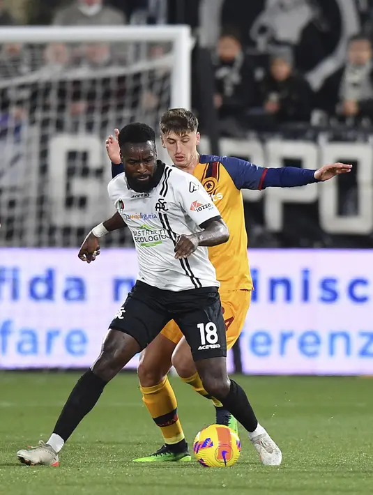 Penyerang Spezia, M'Bala Nzola mengontrol bola dari kawalan bek AS Roma, Marash Kumbulla pada pertandingan lanjutan Liga Serie A Italia di Stadion Alberto Picco di La Spezia, Italia, Senin (28/2/2022). AS Roma menang tipis atas Spezia 1-0. (Tano Pecoraro/LaPresse via AP)