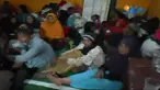 Usai gempa bumi di Bajarnegara, Jawa Tengah, warga yang terdampak gempa masih bertahan di sejumlah lokasi pengungsian. Terbatasnya tempat pengungsian membuat para pengungsi tinggal berdesakan.
