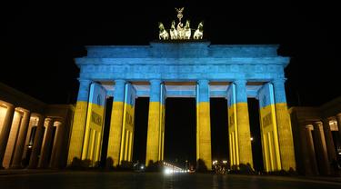 Bangunan di Berlin dan Paris Diterangi Warna Bendera Ukraina
