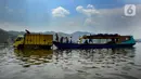 Petani melakukan bongkar muat hasil panen ikan bawal air tawar yang akan dibawa ke Pasar Ikan Muara Angke Jakarta dari Waduk Cirata di kawasan Desa Gudang, Cikalong Kulon, Cianjur, Jawa Barat, Senin (29/8/2022). Sejumlah petani ikan air tawar di kawasan Waduk Cirata sudah lebih dari dua bulan menjerit karena kenaikan harga pakan ikan dari Rp 8.500/kg menjadi Rp 10.500/kg sementara harga ikan bawal konstan Rp 14.500/kg di tingkat petani. (merdeka.com/Arie Basuki)