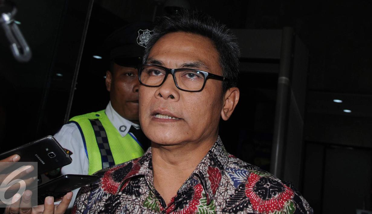 Jubir Presiden Joko Widodo, Johan Budi mendatangi gedung KPK, Jakarta, Jumat (11/11). Kedatangan Johan untuk menghadiri acara ulang tahun wadah pegawai KPK. (Liputan6.com/Helmi Afandi)