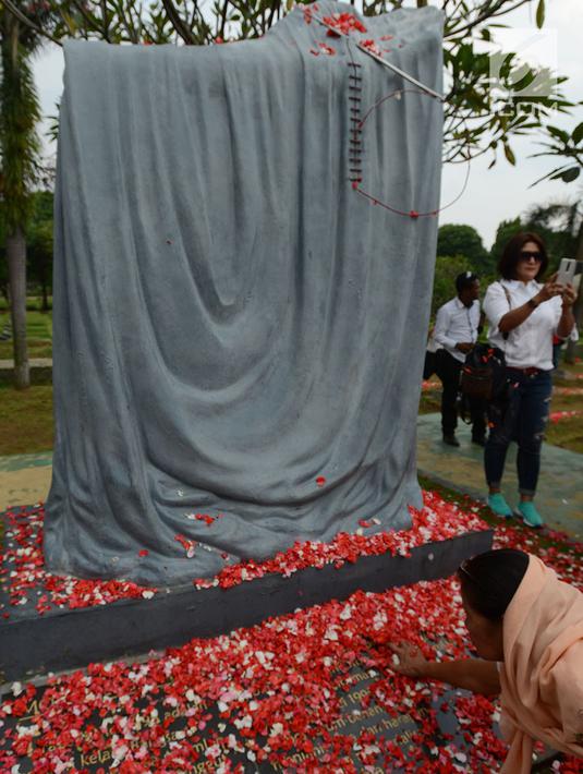 Aktivis Rembuk Nasional Aktivis (RNA) 98 menaburkan bunga di makam korban kerusuhan 98 di TPU Pondok Rangon, Jakarta, Selasa (14/5/2019). 21 tahun tragedi Mei 98 mengisahkan kenangan pilu bagi keluarga korban di mana saat itu diperkirakan 1.217 orang tewas dalam kerusuhan. (merdeka.com/Imam Buhori)