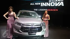 Dua model berpose di dekat mobil All-New Kijang Innova yang baru diluncurkan di Jakarta, Senin (23/11). Dengan tema The Legend Reborn, jenis kijang terbaru dari Toyota ini hadir dengan platform sama sekali baru. (Liputan6.com/Angga Yuniar)