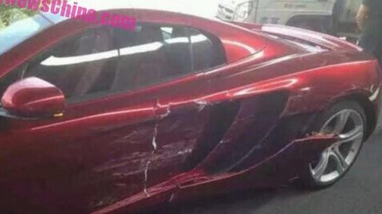 Gara-gara high heels, supercar seharga Rp 8 miliar penyok!
