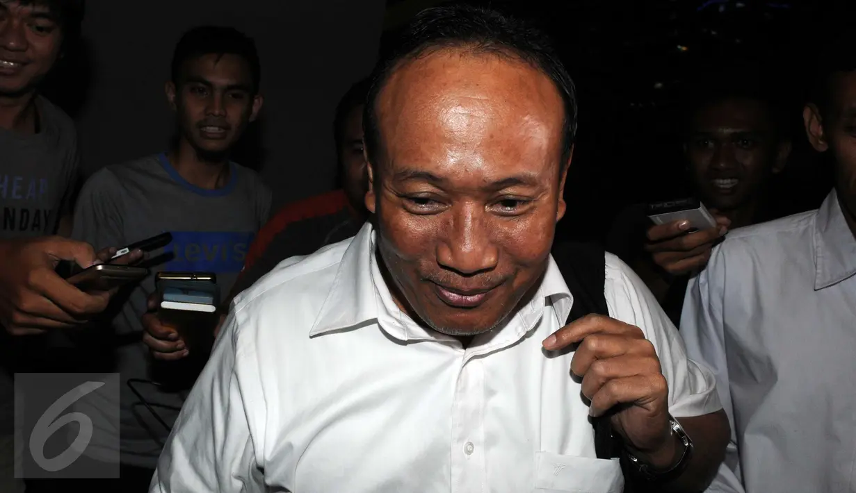 Tersangka kasus dugaan korupsi e-KTP, Sugiharto meninggalkan Gedung KPK usai menjalani pemeriksaan, Jakarta, Selasa (8/3/2016). Sugiharto telah menjadi tersangka sejak 22 April 2014 namun hingga kini belum ditahan. (Liputan6.com/Helmi Afandi)