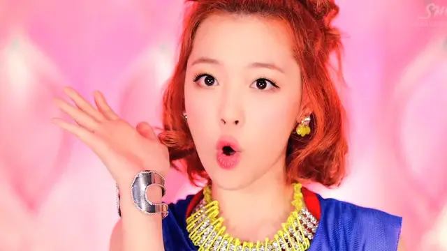 [Bintang] Dulu dan Kini: Dandan Warna-warni Saat Jadi Personil f(x), Sekarang Sulli Tampil Minimalis Sensual