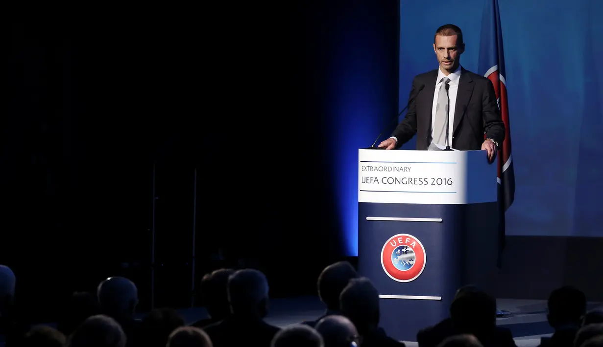 Pria 49 tahun asal Slovenia, Aleksander Ceferin berhasil mengalahkan Michael van Praag dengan meraih 42 suara dalam pemilihan Presiden baru UEFA saat Kongres UEFA di Athena, Yunani, Rabu (14/9). (Reuters/Alkis Konstantinidis)