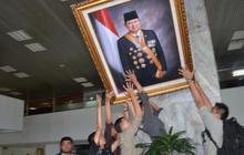 Foto SBY di ruang paripurna DPR lebih dulu dicopot