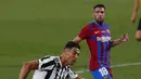 Penyerang Juventus, Cristiano Ronaldo melakukan tendangan ke gawang Barcelona pada pertandingan Joan Gamper Trophy di Estadi Johan Cruyff, Minggu (8/8/2021). Barcelona berhasil menjuarai Trofi Joan Gamper 2021 usai menggilas Juventus dengan skor 3-0. (AP/Joan Monfort)