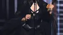 Penyanyi Camila Cabello memberi ucapan terima kasih di atas panggung saat meraih penghargaan Billboard Achievement Award dalam Billboard Music Awards 2018 di Las Vegas (20/5). (Ethan Miller/Getty Images/AFP)
