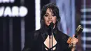 Penyanyi Camila Cabello memberi ucapan terima kasih di atas panggung saat meraih penghargaan Billboard Achievement Award dalam Billboard Music Awards 2018 di Las Vegas (20/5). (Ethan Miller/Getty Images/AFP)