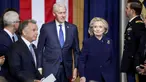 Mantan Presiden Amerika Serikat, Bill Clinton (kiri) bersama mantan Menteri Luar Negeri AS Hillary Clinton tiba untuk menghadiri upacara pelantikan di mana Donald Trump akan diambil sumpahnya sebagai Presiden AS ke-47 di Rotunda Capitol AS, Washington DC, pada 20 Januari 2025. (Shawn THEW/POOL/AFP)
