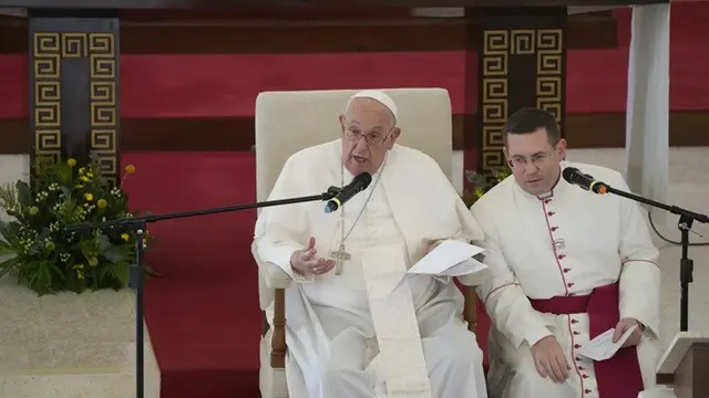 Paus Fransiskus saat bertemu dengan sekelompok orang lanjut usia dan orang sakit di Panti Jompo St. Theresa di Singapura, Jumat, (13/9/2024).