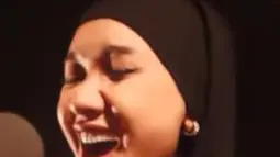 Cita Citata memilih pasmina hitam dipadu atasan warna senada dengan kaus putih sebagai dalaman saat menyanyikan lagu milik Keisya Levronka. (Foto: Instagram/@cita_citata)