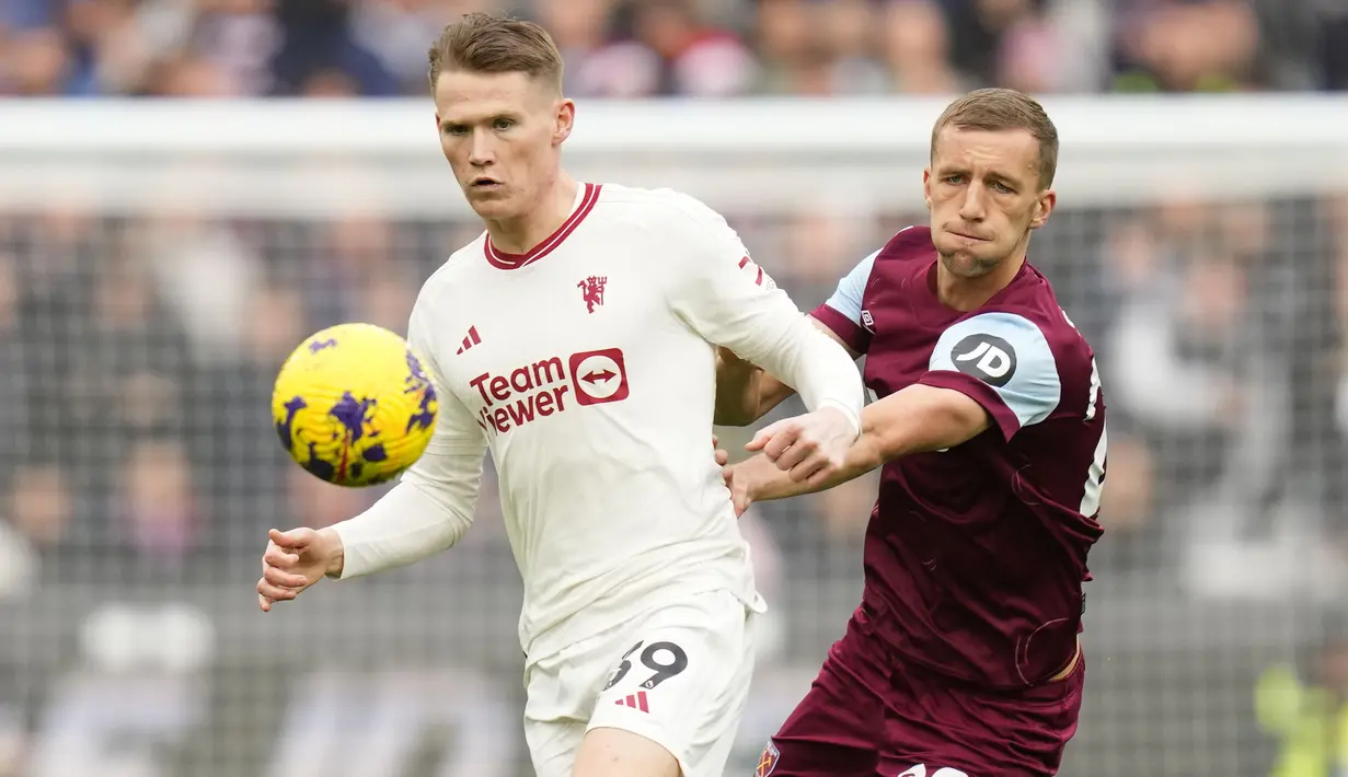 Gelandang Manchester United, Scott McTominay (kiri) menguasai bola di depan gelandang West Ham United, Tomas Soucek pada laga pekan ke-18 Liga Inggris 2023/2024 di London Stadium, London, Sabtu (23/12/2023). (AP Photo/Kirsty Wigglesworth)