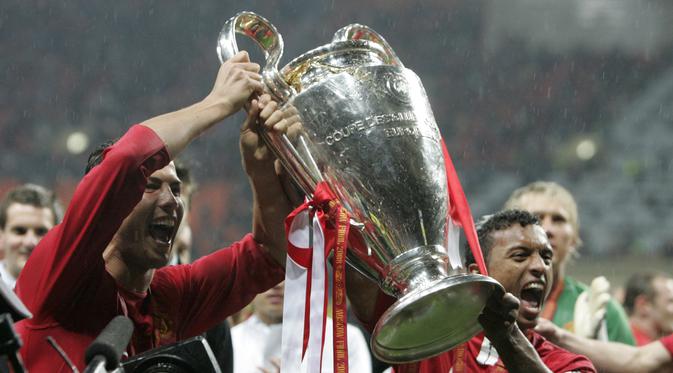 Trofi Liga Champions pertama. Cristiano Ronaldo meraih trofi Liga Champions pertamanya bersama Manchester United di musim 2007/2008 saat menang adu penalti 6-5 (1-1) atas Chelsea, 21 Mei 2008. Cristiano Ronaldo mencetak gol di waktu normal, namun gagal di adu penalti. (Foto: AFP/Paul Ellis)