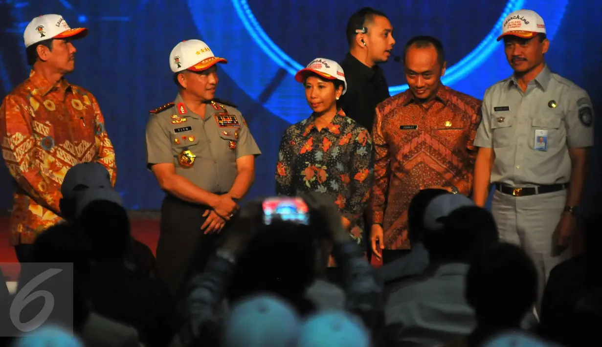 Kapolri Jenderal Pol Tito Karnavian bersama Menteri BUMN Rini Soemarno (tengah) dan Menpan-RB Asman Abnur (kiri) saat peresmian 3 aplikasi online, yaitu e-Samsat, e-Tilang dan SIM Baru Online di Jakarta, Jumat (16/12). (Liputan6.com/Angga Yuniar)