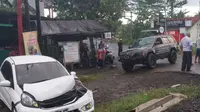 Detik-Detik Brio Disopiri Lansia Nekat Terobos Palang Perlintasan di Cilacap Saat KA Bawa Semen Melintas