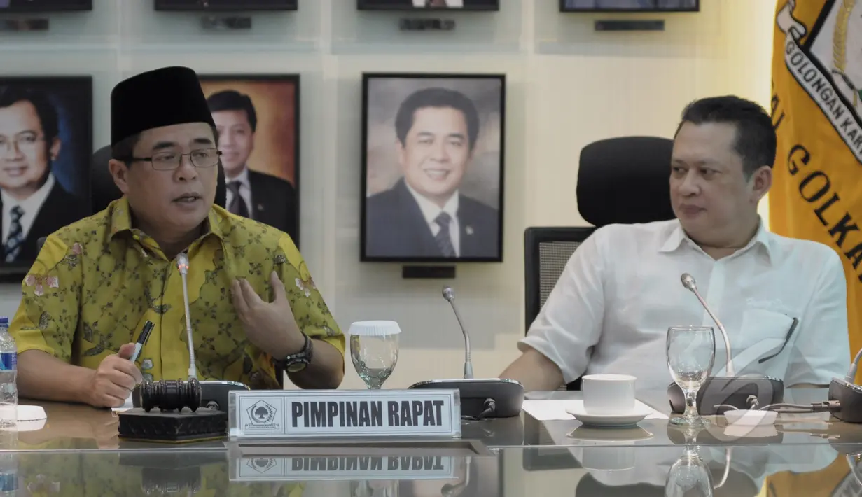 Ketua Fraksi Golkar di DPR Ade Komaruddin (kiri) didampingi Sekretaris Fraksi Partai Golkar Bambang Soesatyo (kanan) menggelar konferensi pers di Senayan, Jakarta, Jumat (6/3/2015). (Liputan6.com/Andrian M Tunay)