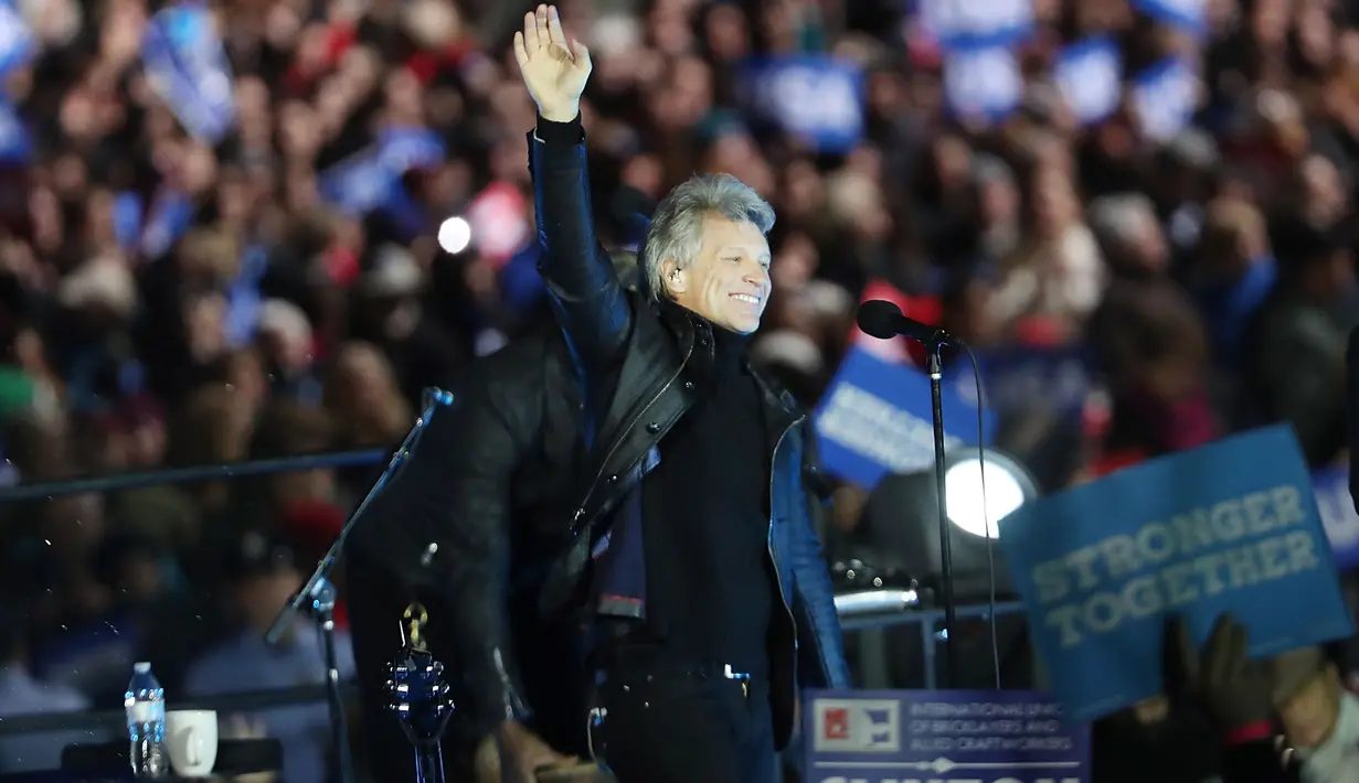 Ketika fans membeli tiket untuk turnya yang akan dimulai di Denver minggu depan, mereka akan mendapatkan kode yang bisa diredeem untuk CD This House Is Not for Sake. (SPENCER PLATT / GETTY IMAGES NORTH AMERICA / AFP)