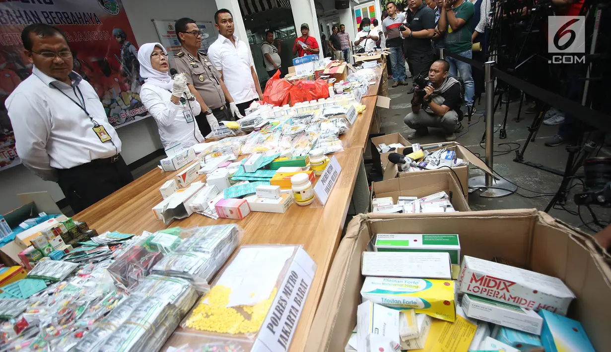 Kepala Balai Besar BPOM DKI Jakarta Dewi Prawitasari memberi pernyataan saat menunjukkan barang bukti kasus peredaran obat dan bahan berbahaya di Polda Metro Jaya, Jakarta, Rabu (20/9). (Liputan6.com/Immanuel Antonius)