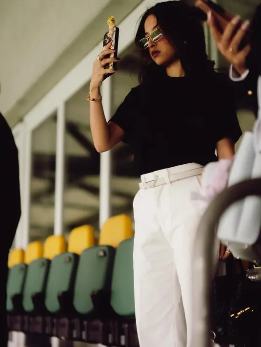 Sematan belt putih Prada seharga Rp11 jutaan jadi sentuhan mewah yang seamless pada look Jennifer [@jennifercoppenreal20]