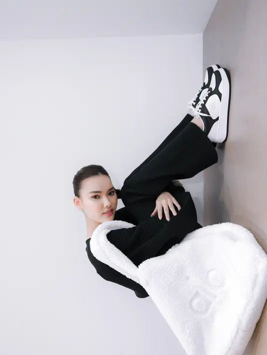 Sports Attire by Alo Yoga, Makeup by Laura Mercier, Hair by Sisley, Model: Michelle by Studio47.