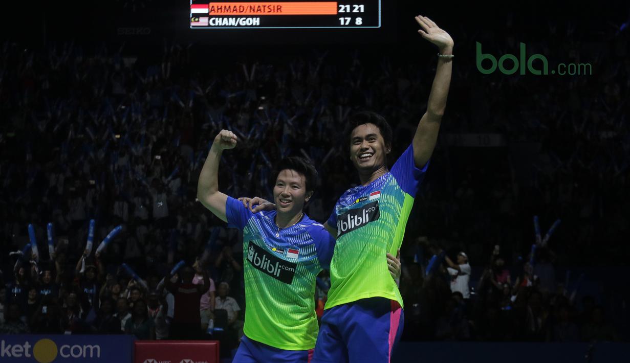 Tontowi Ahmad/Liliyana Natsir merayakan kemenangan atas pasangan Malaysia, Chan Peng Soon/Goh Liu Ying pada final Indonesia Open 2018 di Istora Senayan, Jakarta, (8/6/2018). Tontowi/Liliyana menang 21-17, 21-8. (Bola.com/Nick Hanoatubun)