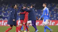 Pemain Fiorentina Dusan Vlahovic merayakan kemenangan bersama rekan-rekannya usai menang 2-0 atas Napoli pada pekan ke-20 Liga Italia di San Paolo, Minggu (19/1/2020) dini hari WIB. (Cafaro/LaPresse via AP)