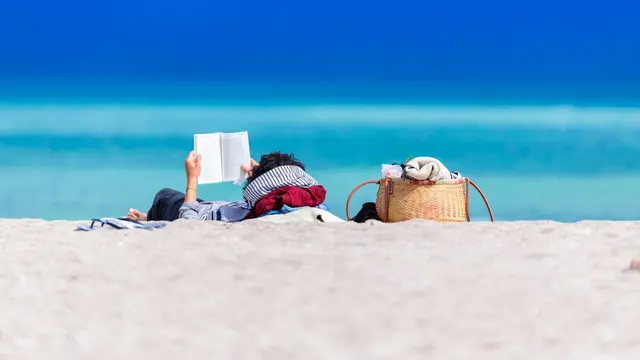 Ilustrasi bersantai, pantai, membaca, diri sendiri